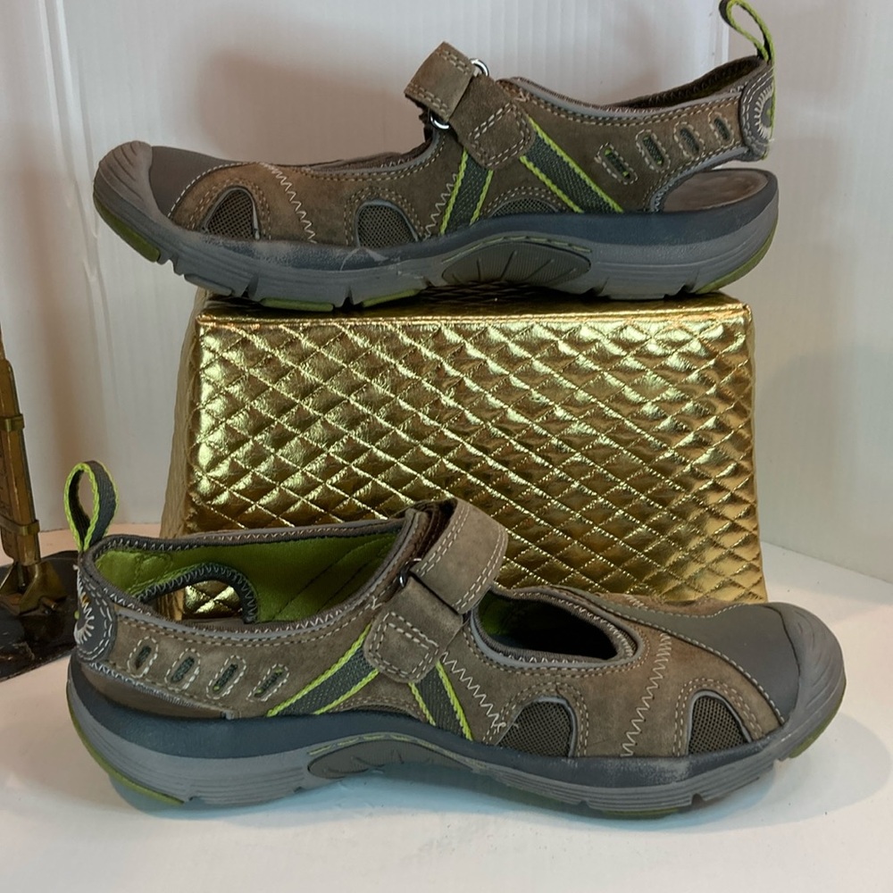 Size‎ 7 privó by Clark’s hiking sandals with covered toe box. Box 16
